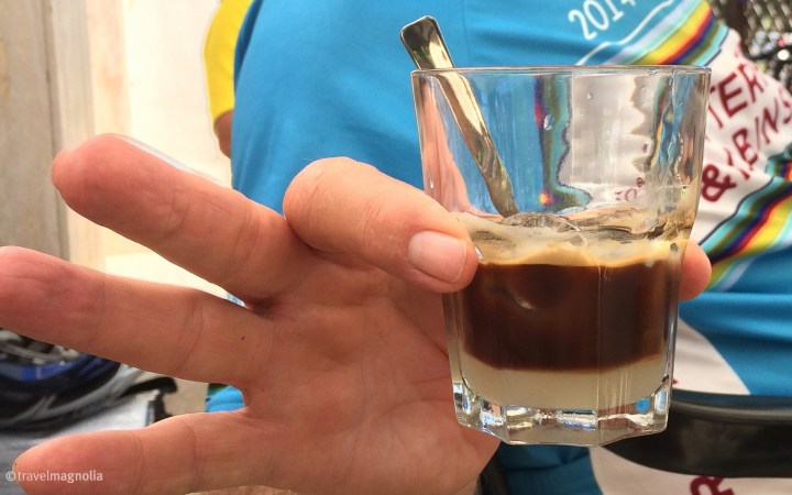 Caffe con latte di mandorla con ghiaccio